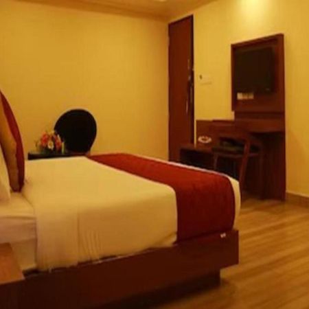 Fabhotel Prime D Chandlier Kochi Bagian luar foto