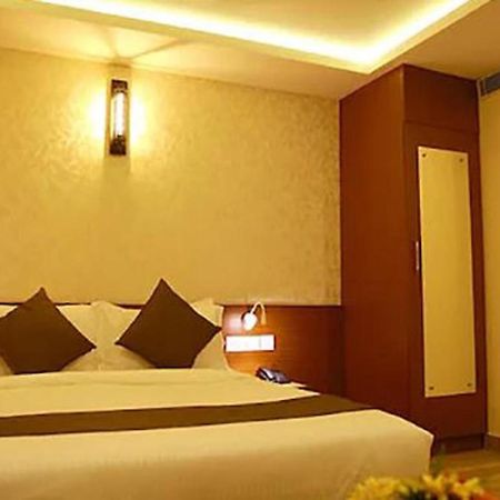 Fabhotel Prime D Chandlier Kochi Bagian luar foto