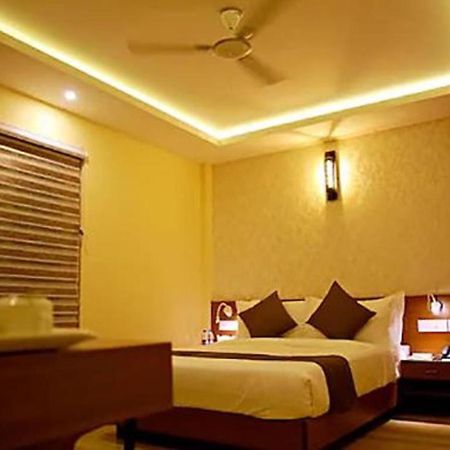 Fabhotel Prime D Chandlier Kochi Bagian luar foto