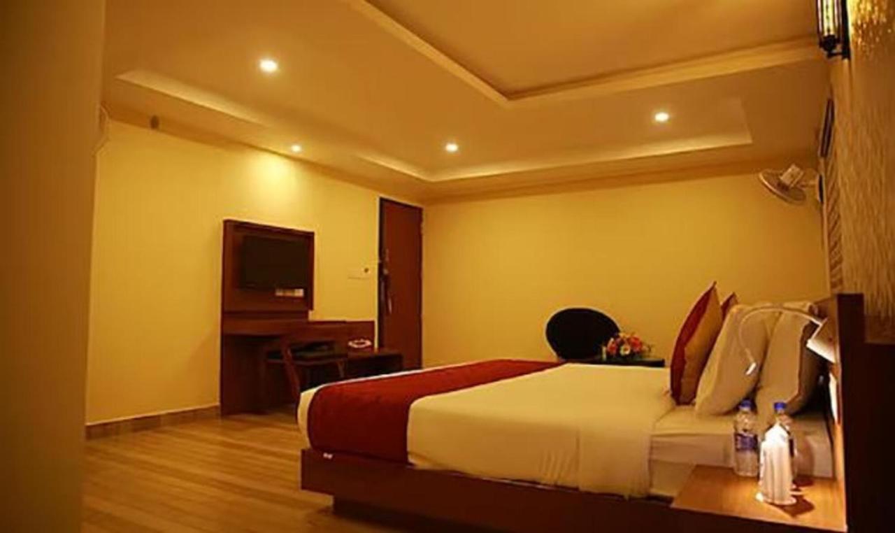 Fabhotel Prime D Chandlier Kochi Bagian luar foto