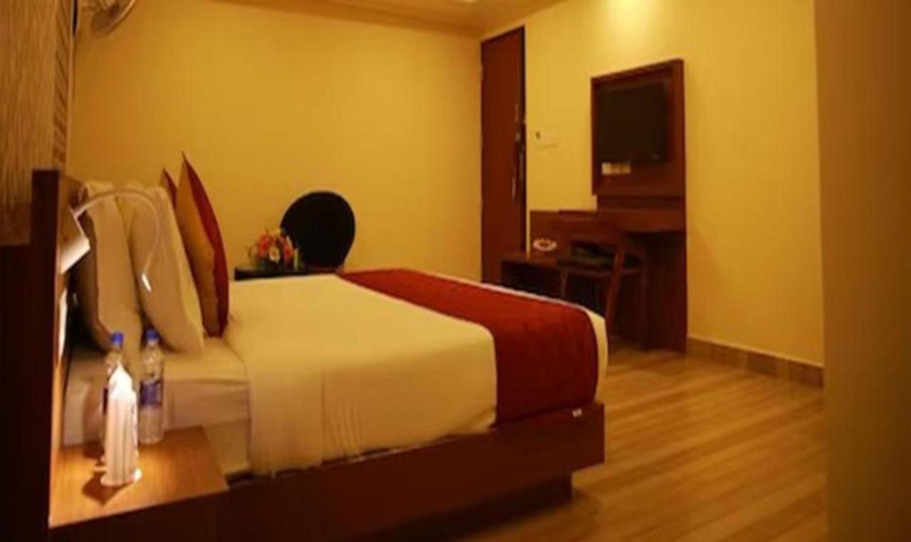 Fabhotel Prime D Chandlier Kochi Bagian luar foto