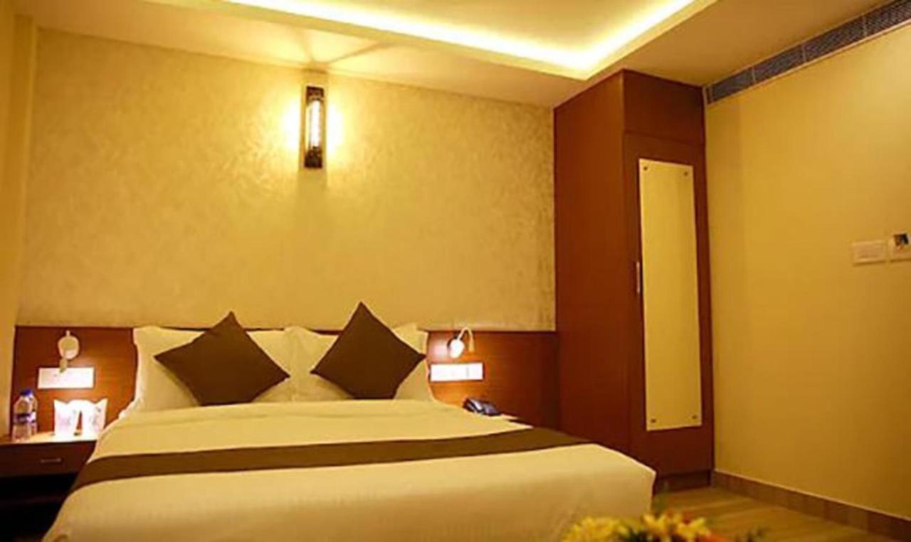 Fabhotel Prime D Chandlier Kochi Bagian luar foto