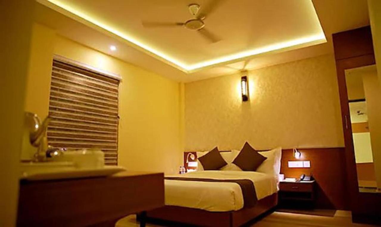 Fabhotel Prime D Chandlier Kochi Bagian luar foto