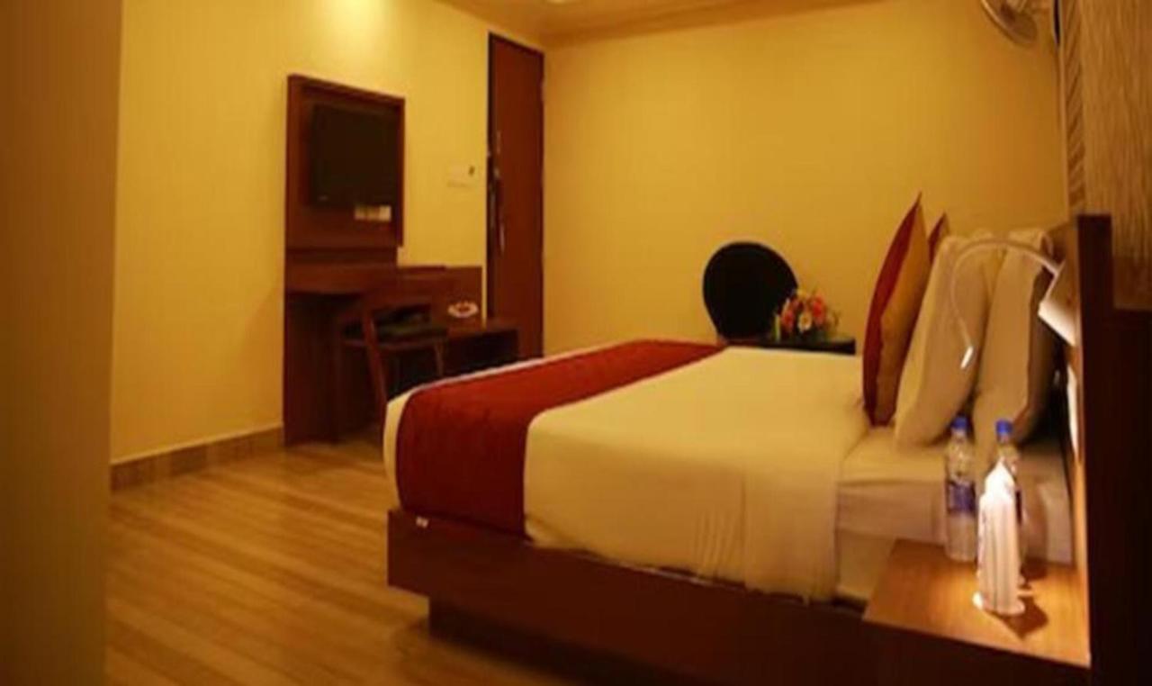 Fabhotel Prime D Chandlier Kochi Bagian luar foto