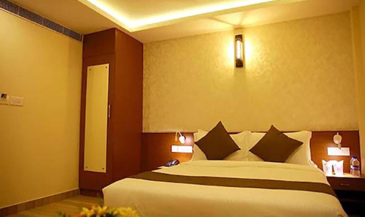 Fabhotel Prime D Chandlier Kochi Bagian luar foto