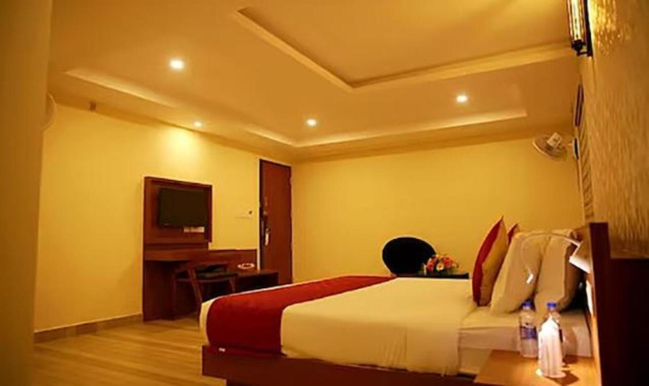 Fabhotel Prime D Chandlier Kochi Bagian luar foto