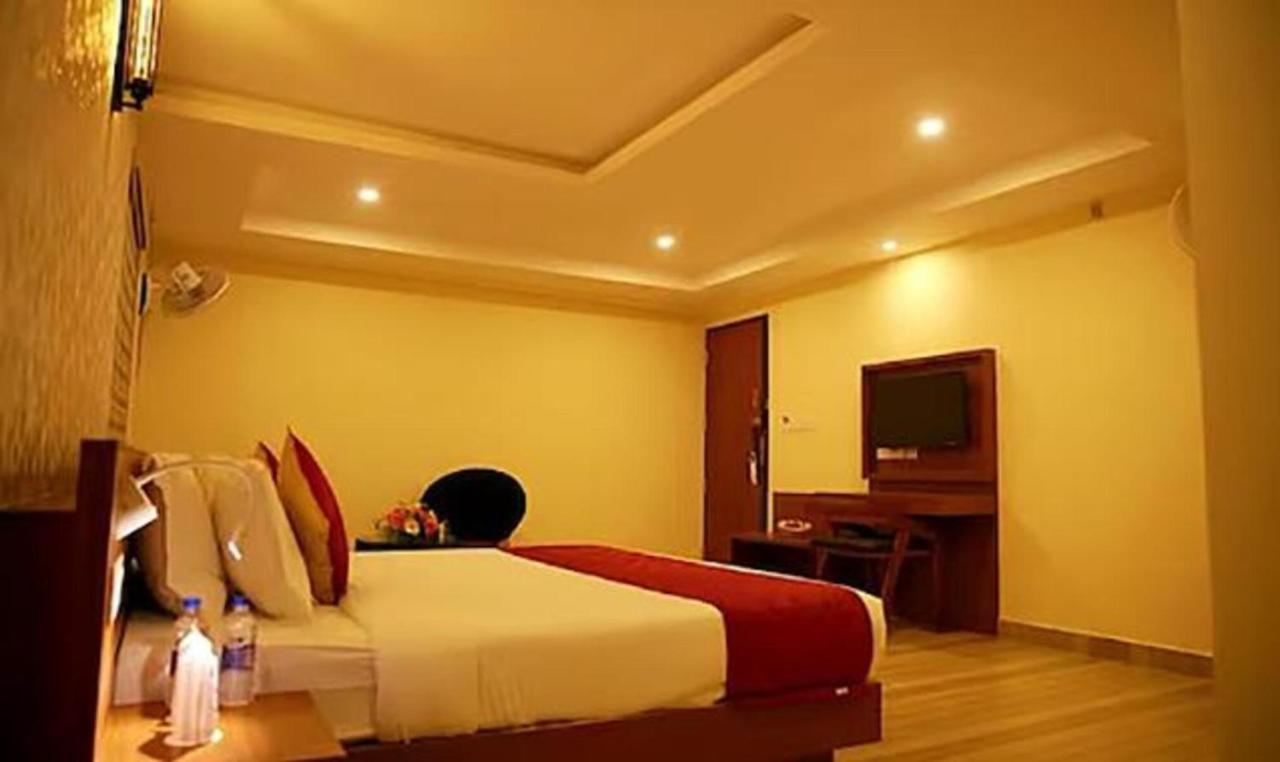 Fabhotel Prime D Chandlier Kochi Bagian luar foto